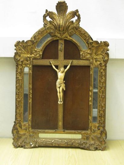 null Christ sur la croix en ivoire. Encadrement en bois sculpté et doré orné de miroirs....