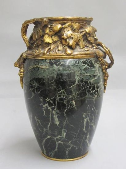 null Marionnet. Important vase en marbre et bronze à patine mordorée, fonte d'édition...
