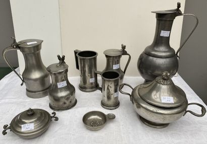 Lot of 9 pewter pieces: jugs, pitchers, covered...