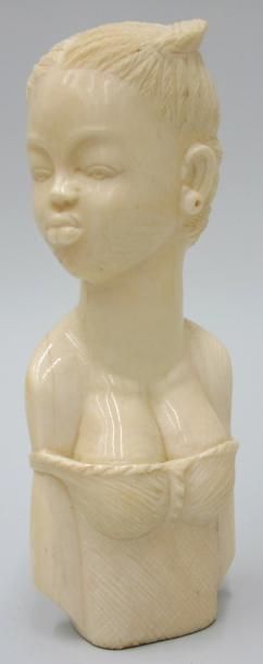 Buste de femme africaine dénudé en ivoire...