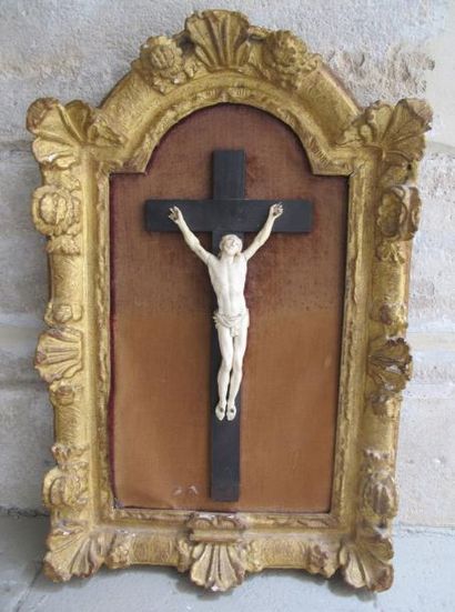null Christ en ivoire, encadrement ancien en bois doré à décor de rose et coquille....