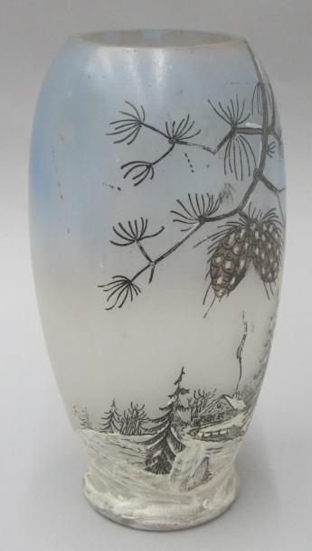 Un vase en verre moulé blanc à décor émaillé...