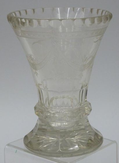 Vase en verre taillé (éclats), coupe en verre...