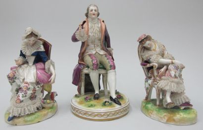 null Trois groupes en porcelaine dure polychrome, représentant un gentilhomme et...