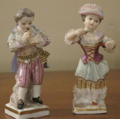 null Deux personnages en porcelaine, un flutiste et une jeune femme, Paris, XIXe...