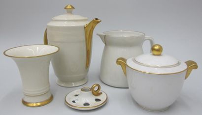 null Partie de service à thé en porcelaine blanche et galon doré comprenant une théière,...