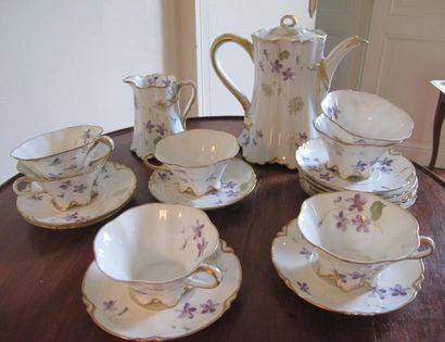 null Service à thé en porcelaine blanche à décor peint de violettes rehaussé d'o...