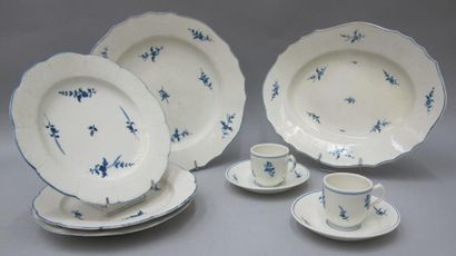 ARRAS Deux plats, trois assiettes et deux tasses et leurs sous-tasses en porcelaine...