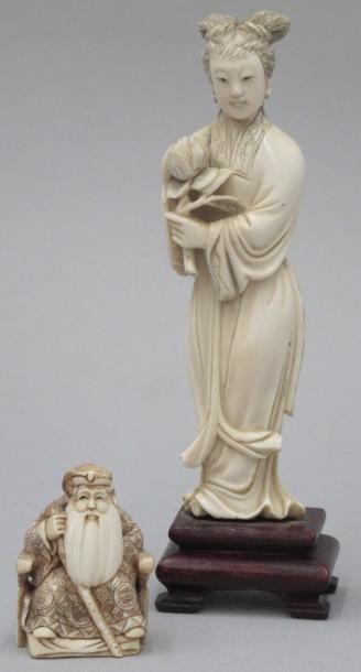 null Sujet en ivoire "Guanyin tenant une fleur".Chine Xxe. Ht: 12 cm. On y joint...