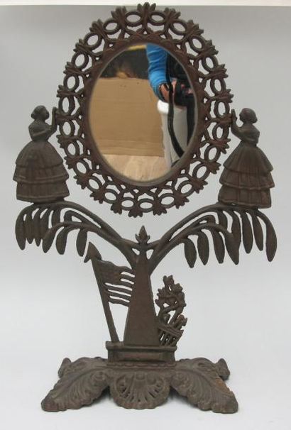 Un miroir en fer forgé à décor de confédérés....