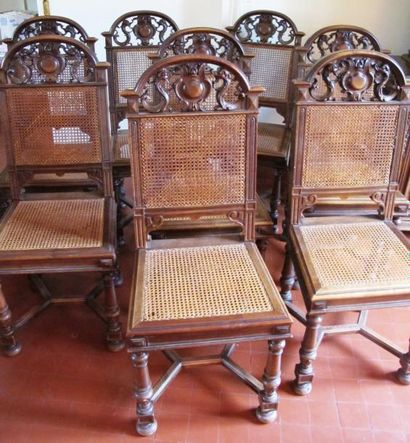 null Suite de huit chaises en bois sculpté et canné de style renaissance. XIX°si...
