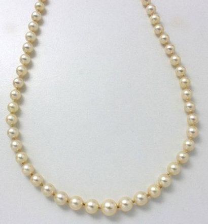 Collier composé d'un rang de perles de culture...