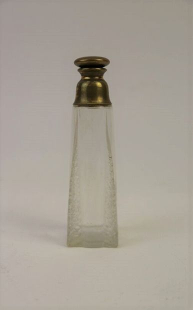 null Fioret - "Chose Promise" - (1924)
Colorless glass bottle pressed molded of cubic...