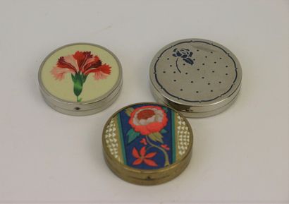 null Various Perfumers - (1930's)
Set of three stamped metal powder cases in the...