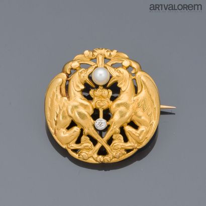 Brooch in yellow gold 750°/°° with openwork...