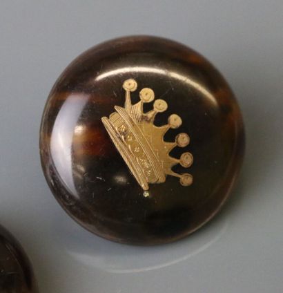 null Two tortoiseshell buttons inlaid with a count's crown and gilded metal.
Diameter:...