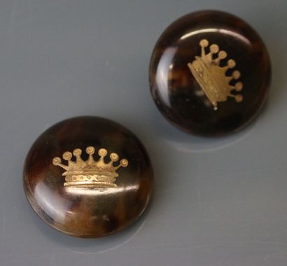 null Two tortoiseshell buttons inlaid with a count's crown and gilded metal.
Diameter:...