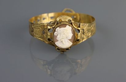 null Rigid, finely chased 925°/°° vermeil bracelet adorned with an oval shell cameo...
