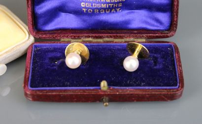 null Pair of collar buttons in yellow gold 750°/°° set with cultured pearls
Gross...