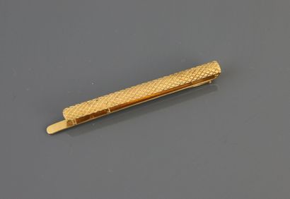 null Tie pin in yellow gold 750°/°° with engraved trellis motif.
Length: 6.5 cm 
Weight:...