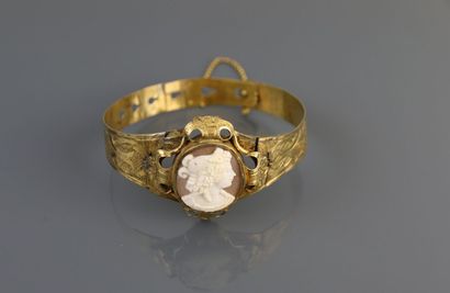 null Rigid, finely chased 925°/°° vermeil bracelet adorned with an oval shell cameo...