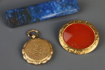 null Metal and pompom medallion photo holder (Diameter: 2.5 cm). A blue hard stone...