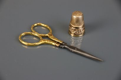 null Thimble in 585°/°° yellow gold and scissors in 750°/°° yellow gold and steel...