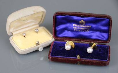 null Pair of collar buttons in yellow gold 750°/°° set with cultured pearls
Gross...