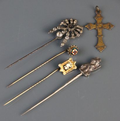 null Metal neck cross with damascened decoration (Height: 4 cm - Width: 2.3 cm),...