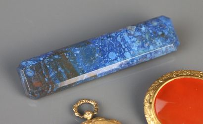 null Metal and pompom medallion photo holder (Diameter: 2.5 cm). A blue hard stone...