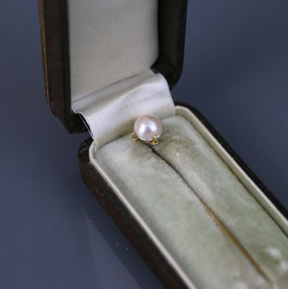 null A tie pin in yellow gold 750°/°° with a greenhouse holding a pearl. 
Gross weight:...