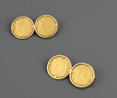 null Two brooches in yellow gold 750°/°° each adorned with two gold coins of 5 francs...