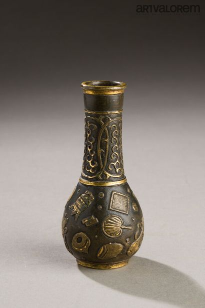 CHINE, dynastie Ming (1368-1644). Vase dont...