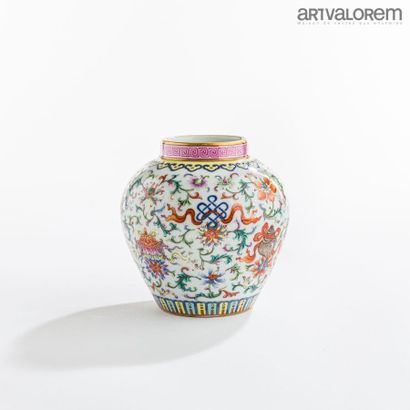CHINE, XXe siècle. 
Vase en porcelaine émaillée...