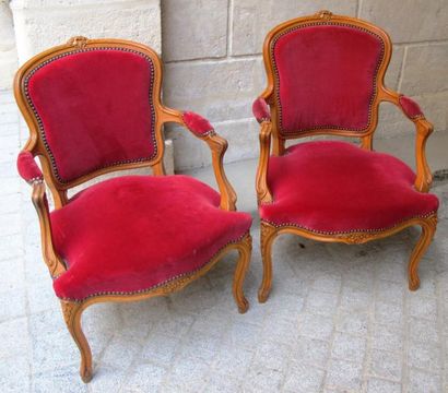 null MEUBLE-Paire de fauteuils cabriolet en bois naturel sculpté de style Louis XV....