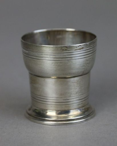 Egg cup in 950°/°° silver with fillet decoration....
