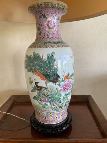 ASIE, XXe siècle 
Vase balustre en porcelaine...