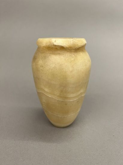 Vase en albâtre rubané à col ourlé.
Egypte...