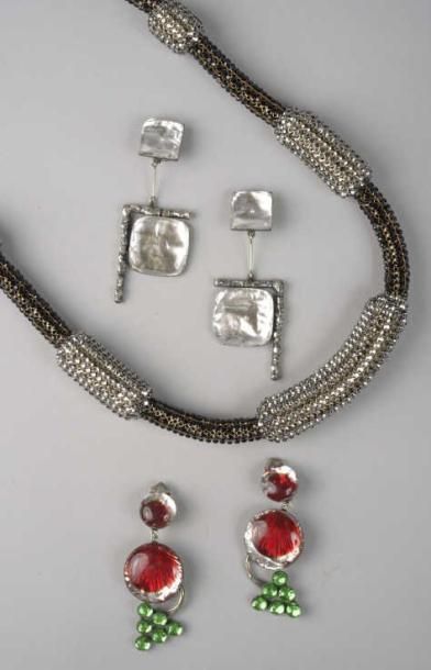 Jacques GAUTIER (1924-2004) Paire de pendants d'oreille en métal argenté granité,...