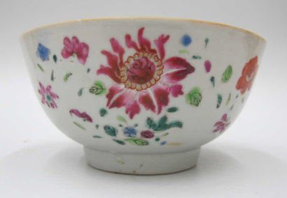 CHINE.18ème siècle Bol en porcelaine de la famille rose à décor polychrome de fleurs,...