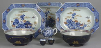 CHINE 18ème siècle Suite de trois grands plats creux de forme octogonale, à décor...