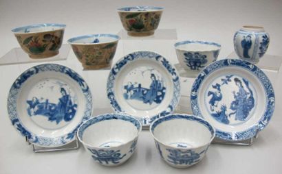 CHINE 18ème siècle Trois sorbets et coupelles, décor en camaïeu bleu d'ustensiles...