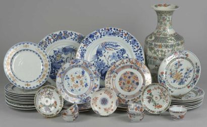 CHINE 18ème siècle Huit assiettes en porcelaine de la famille rose à décor polychrome...