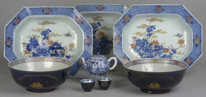 CHINE 18ème siècle Paire de bols à punch en porcelaine, décor intérieur de fleurs...
