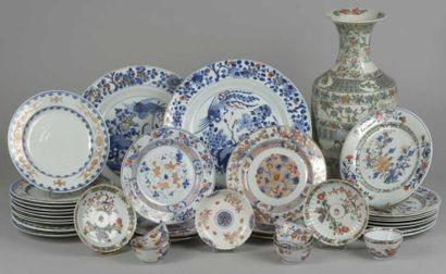 CHINE 18ème siècle Paire d'assiettes en porcelaine à décor "Imari" de fleurs et de...