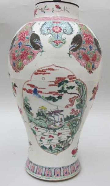 CHINE 18ème siècle Vase en porcelaine blanche de la famille rose à décors polychrome...