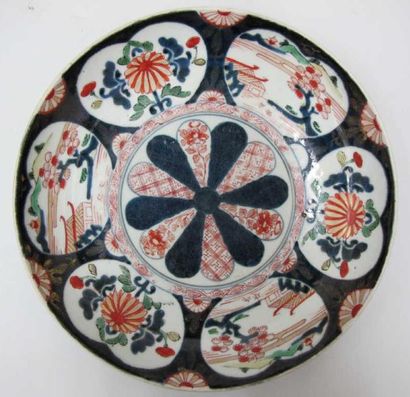 JAPON 18ème siècle Coupe ronde creuse en porcelaine "Imari"à décor de pagode et de...