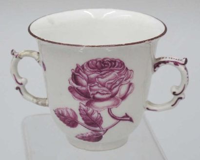 null Tasse en porcelaine tendre à décor en camaieu de pourpre d'une rose.Meissen,...