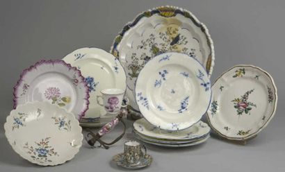 Chantilly Six assiettes en porcelaine tendre à décor en camaîeu bleu à l'oeillet...
