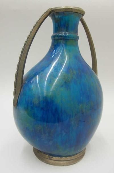 Paul Millet à Sèvres Vase à panse applatie en porcelaine émaillée de bleu et de vert...